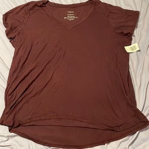 Torrid v-neck classic fit short sleeved tee. 4 (24-26). Maroon. NNW